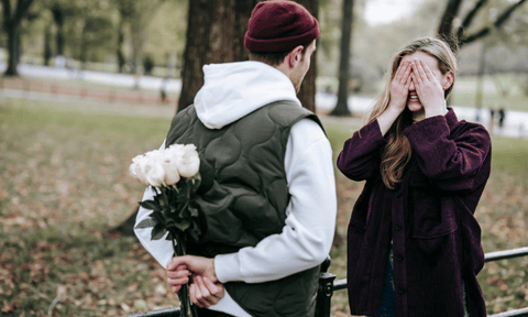 man_wearing_a_hat_on_a_date