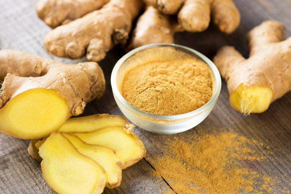 ginger root powder with slices of ginger