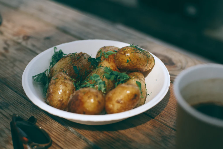 A photo of freshly baked potatoes.