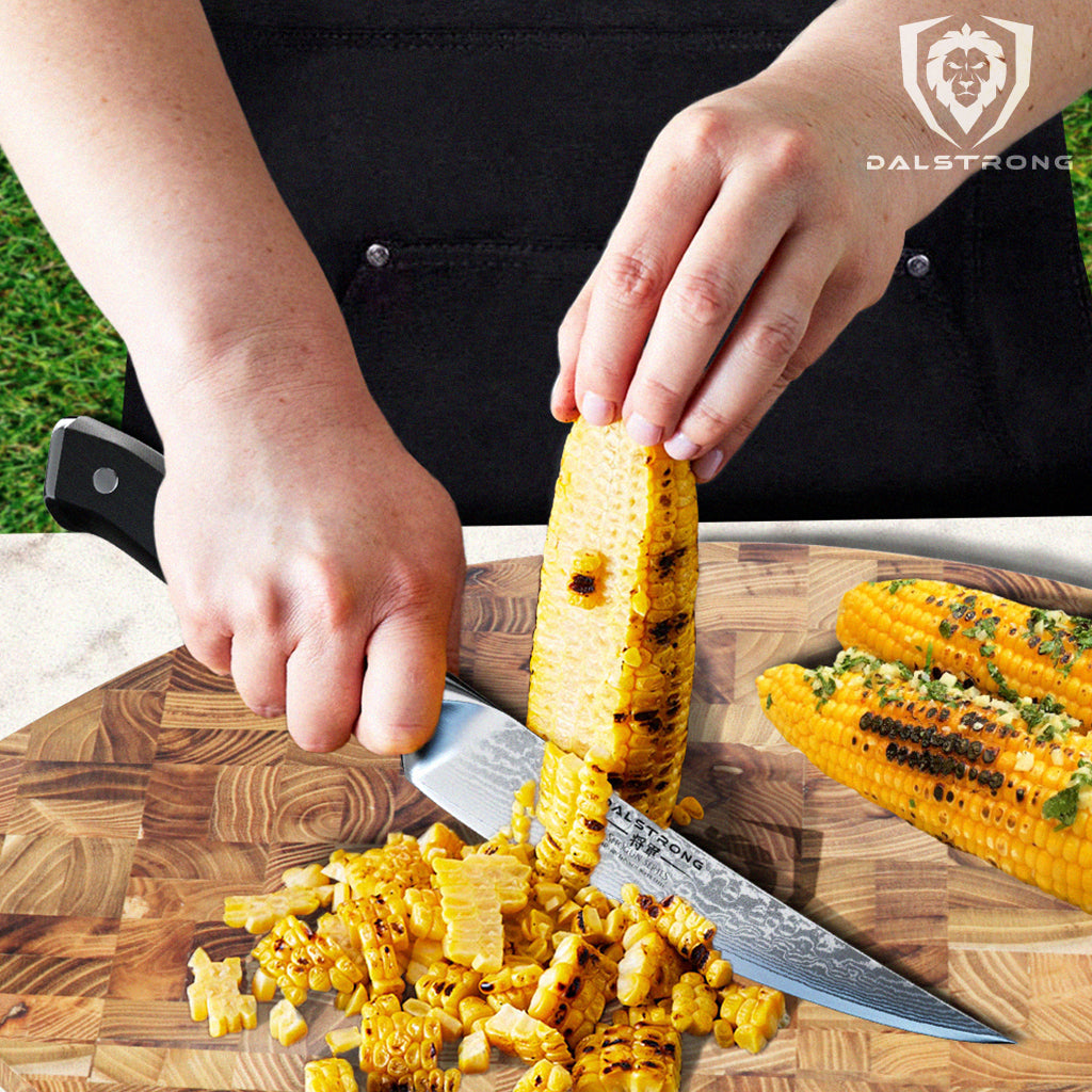 cutting grilled corn off the cob