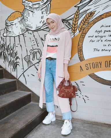 Gunakan cardigan sebagai outer