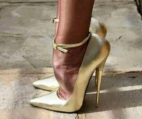 Sepatu high heels yang terlalu tinggi