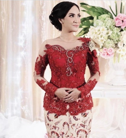 model baju kebaya pesta merah