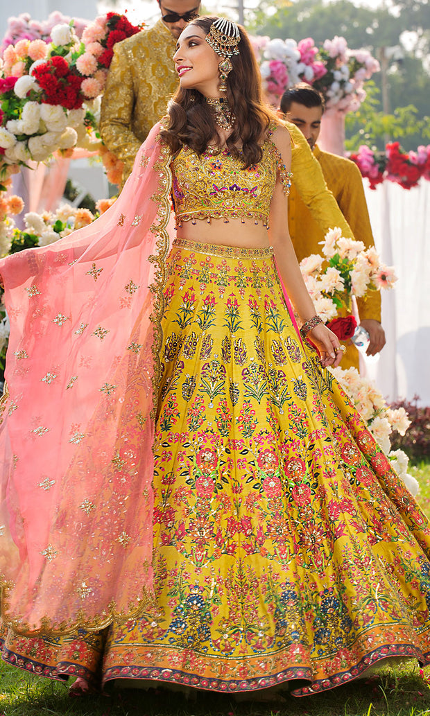 Spotlight Special Bridal Mehndi Dresses to Make You Look like a True Queen