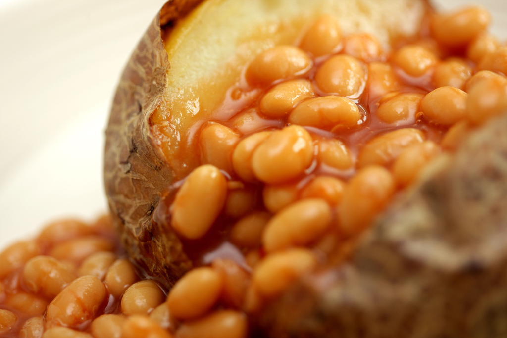 Baked Jacket Potato with a classic baked beans and cheese filling is paired with the red wine Vin2o Tintorera Garnacha from Almansa in Spain - buy this wine from Novel Wines