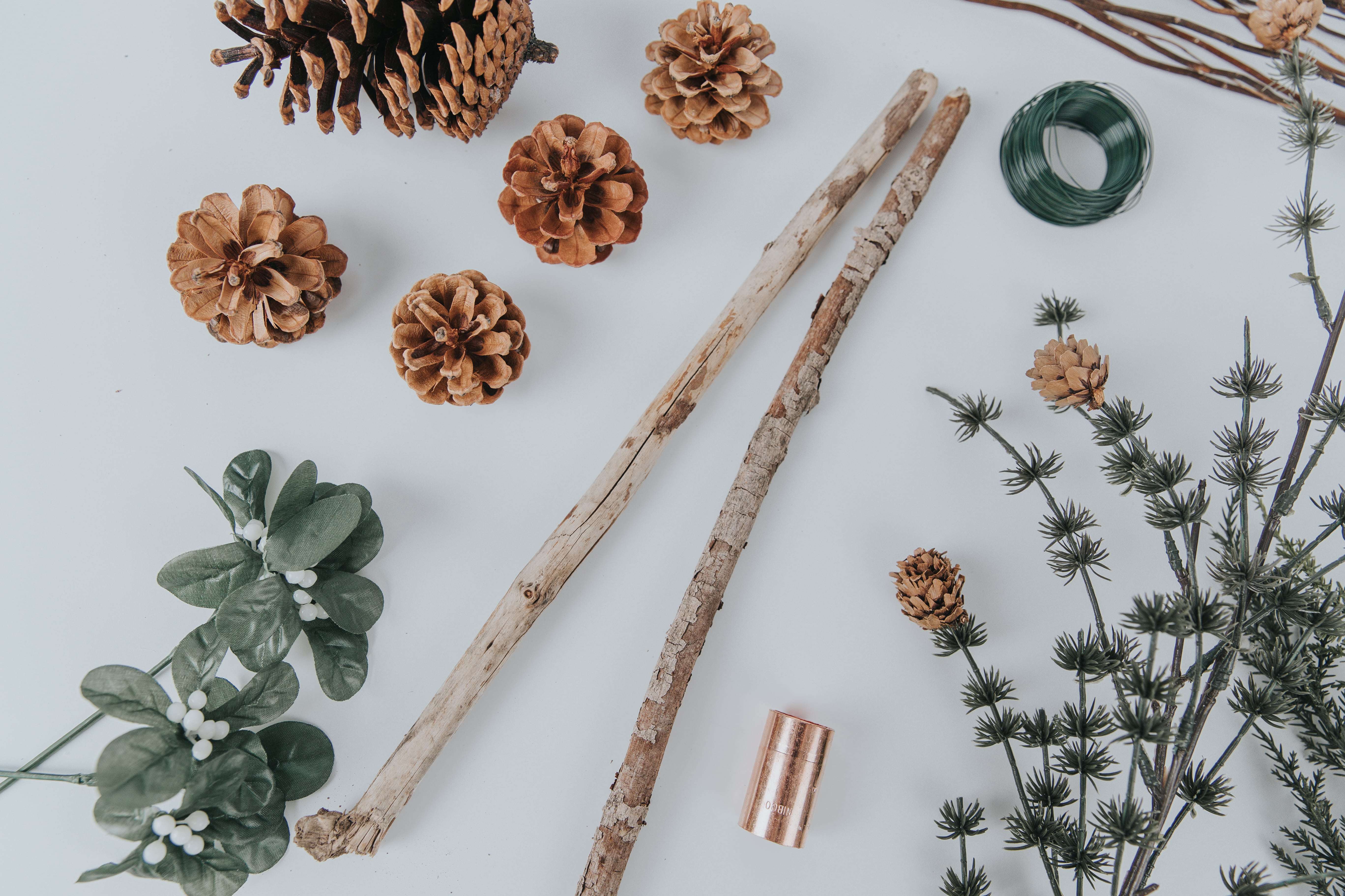 DIY Minimal Holiday Wreaths – ROOLEE