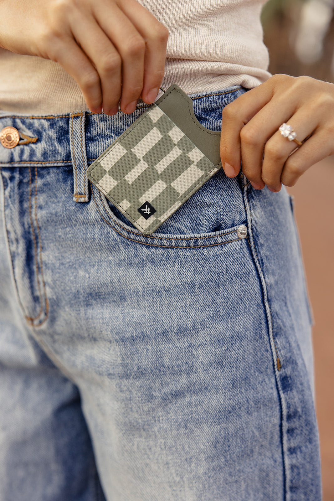 Thread Scout Vertical Wallet