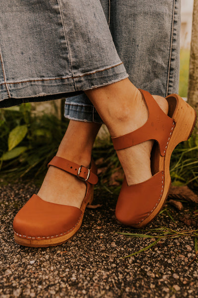 Closed Toe Leather Clogs - Mia Clogs for Women | ROOLEE
