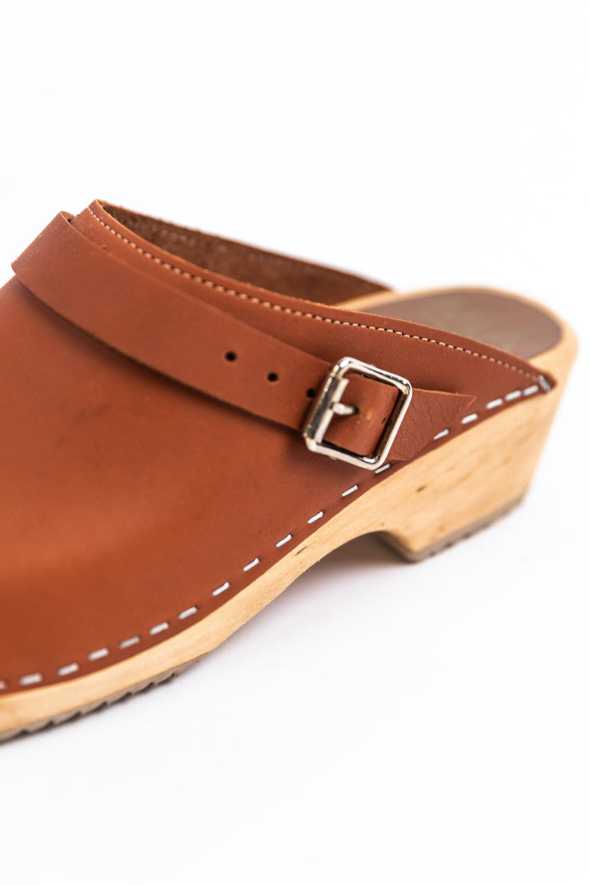 buckle clogs