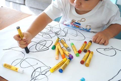 CHILDREN DRAWING ARTS AND CRAFTS