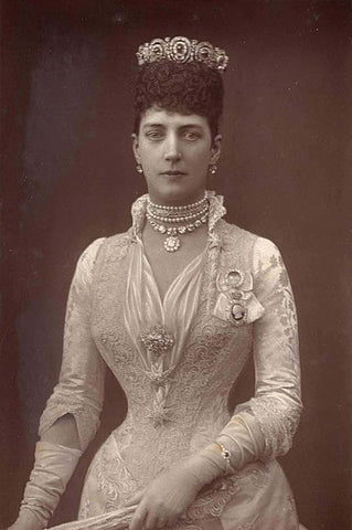 Queen-Alexandra-of-Denmark-wearing-layers-of-pearl-chokers