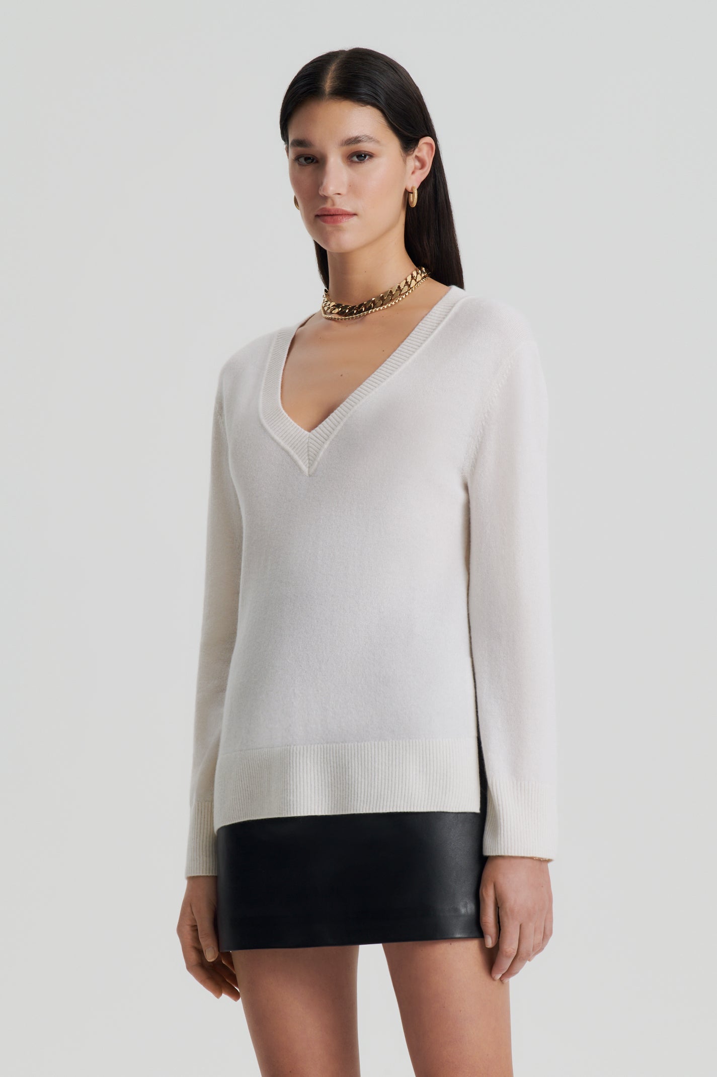 cashmere-v-neck-sweater-chalk