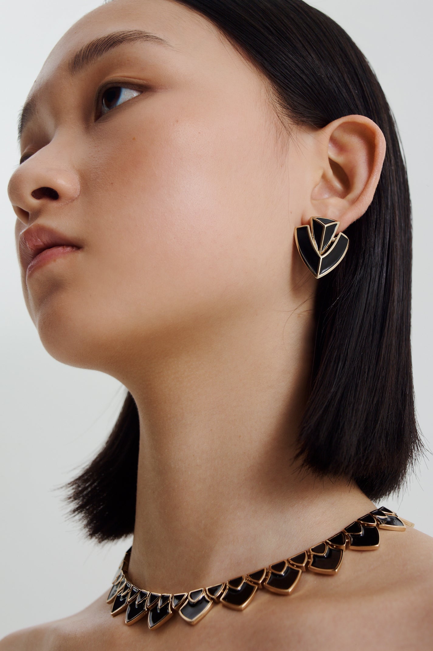 ENAMEL TRIANGLE SWING EARRINGS - BLACK