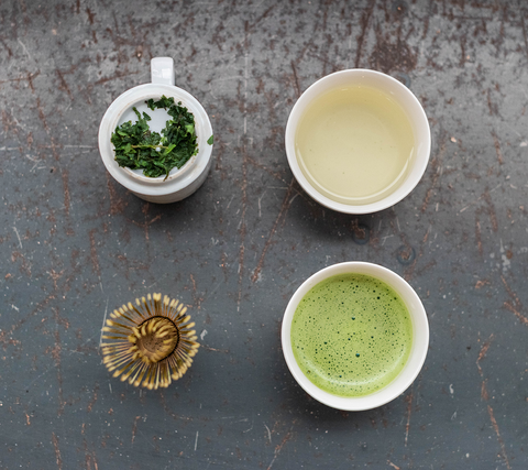 A comparison of brewed tencha and whisked matcha.