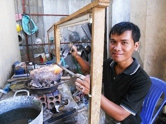 Artisan de bijoux à la bombe au Cambodge