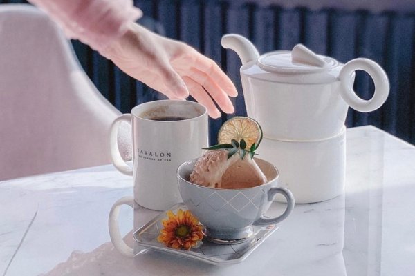 Tavalon Mug & Signature Teapot on Table | Tavalon Tea Australia