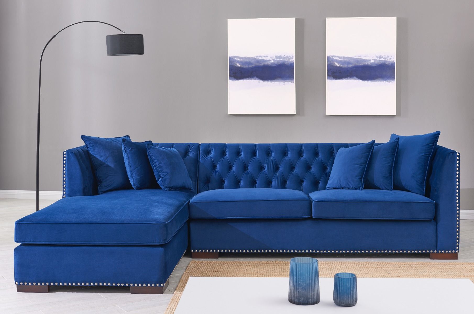 Синий диван Честер в интерьере гостиной