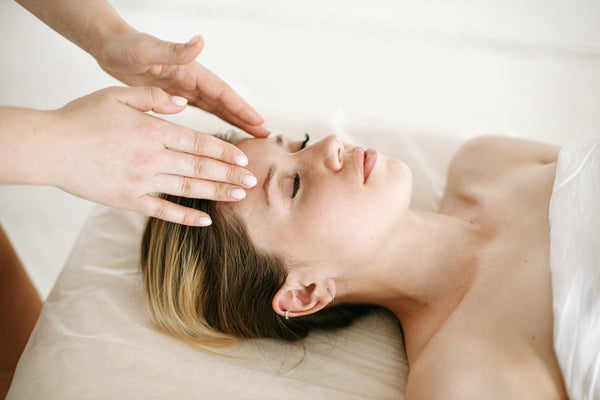 Shiro abhyanga relaxes the entire upper body involving the head, neck and the shoulder region