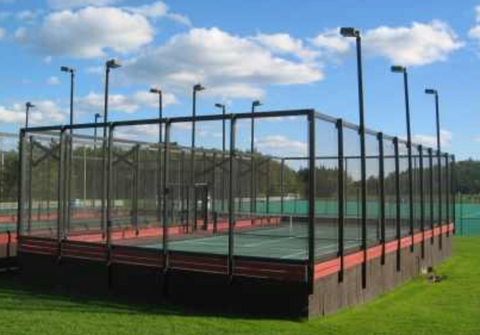 Terrain de tennis sur plateforme