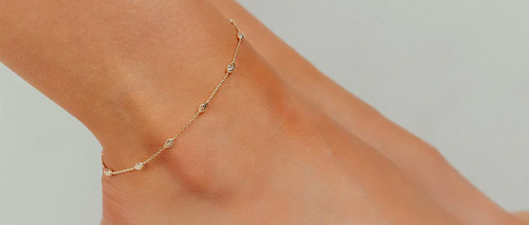 ADJUSTABLE MOON CUT STAZIONE BEAD ANKLET (GOLD)