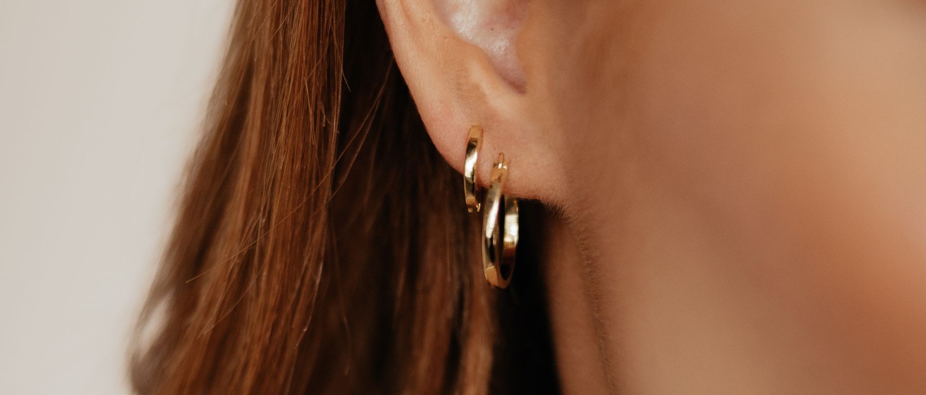 Roma Huggie Hoop Earrings (Gold)