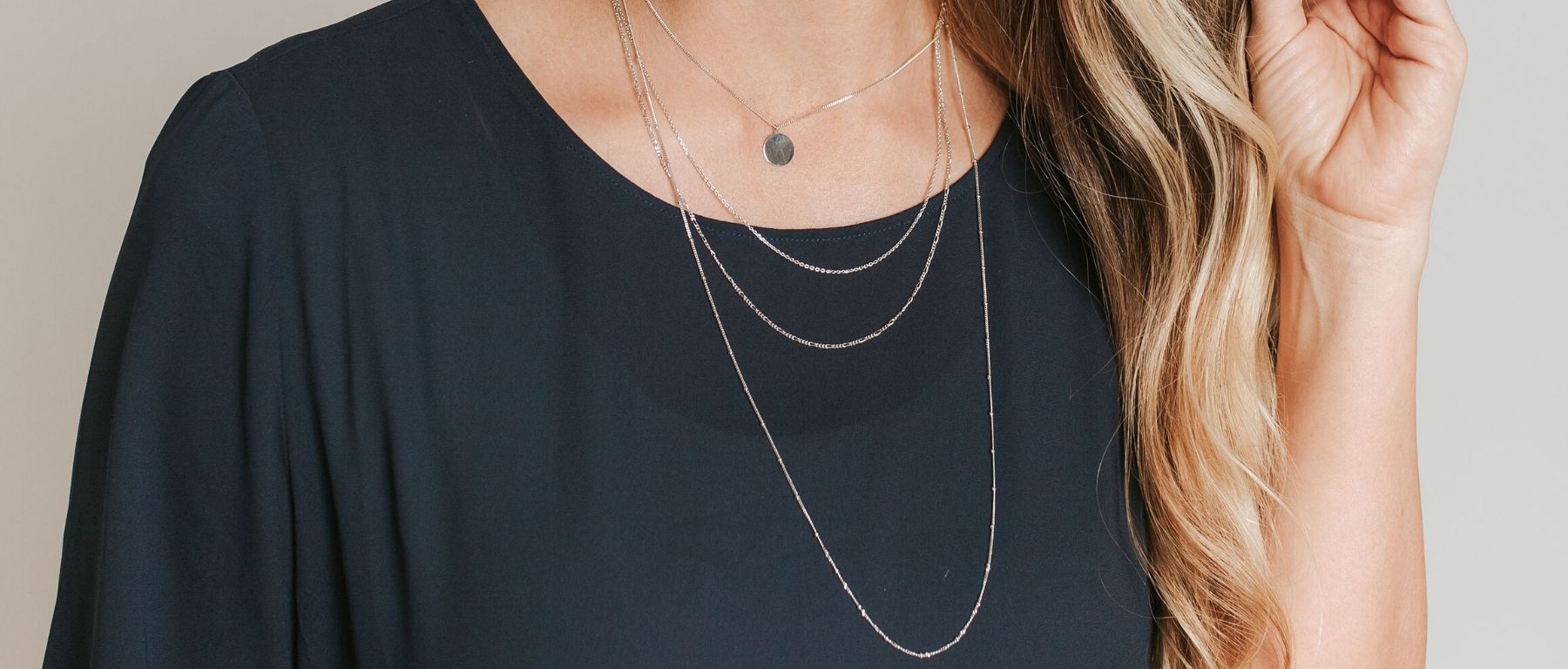 8 Benefits of Wearing Silver Necklaces with Your Outfits
