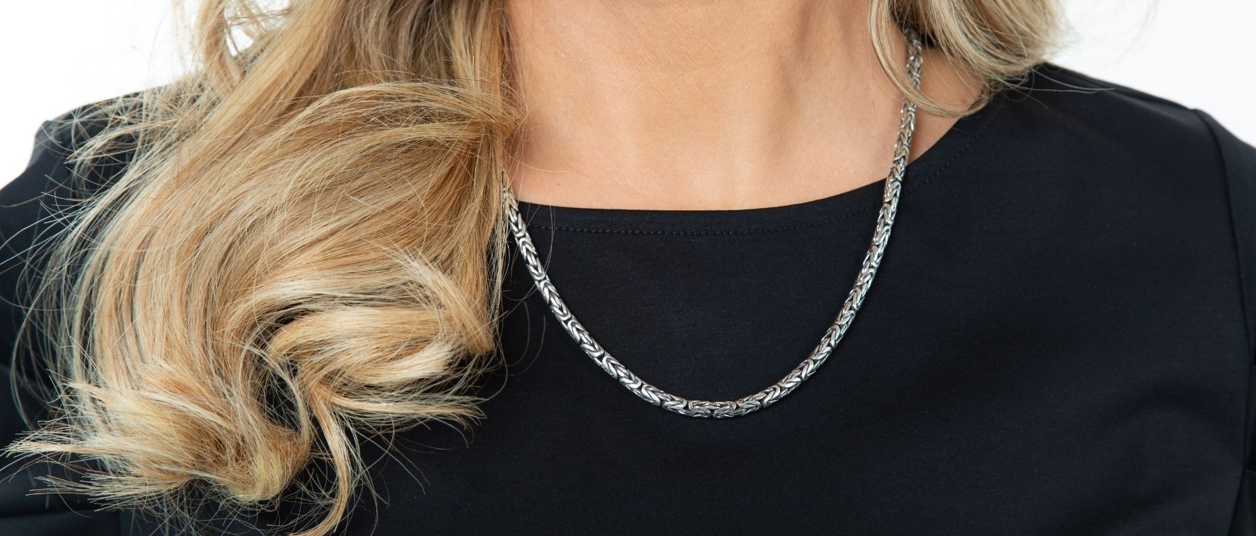 How to Choose the Perfect Necklace for Your Dress