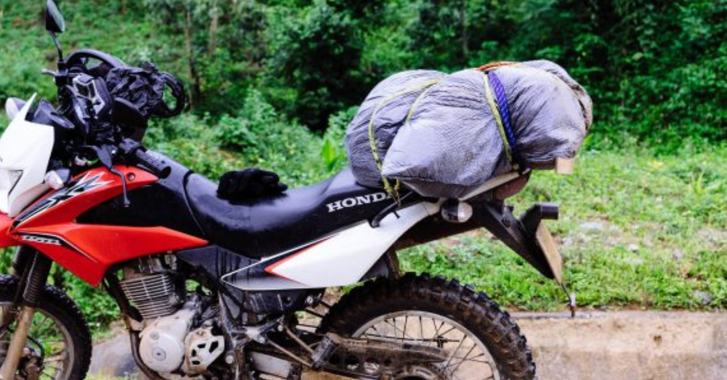 Một cái áo mưa trùm lên ba lô - giải pháp nhanh gọn nhất để chống thấm hành lý