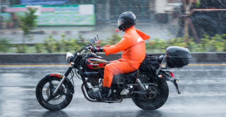 Trang bị đi mưa khi đi xe mô tô