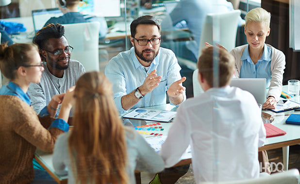 Équipe discutant des facteurs de motivation