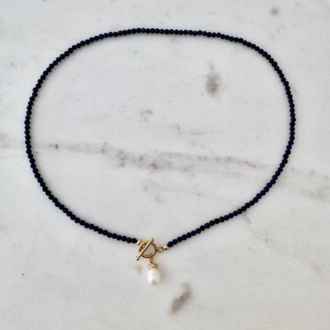 tiny front toggle pearl necklace - lapis