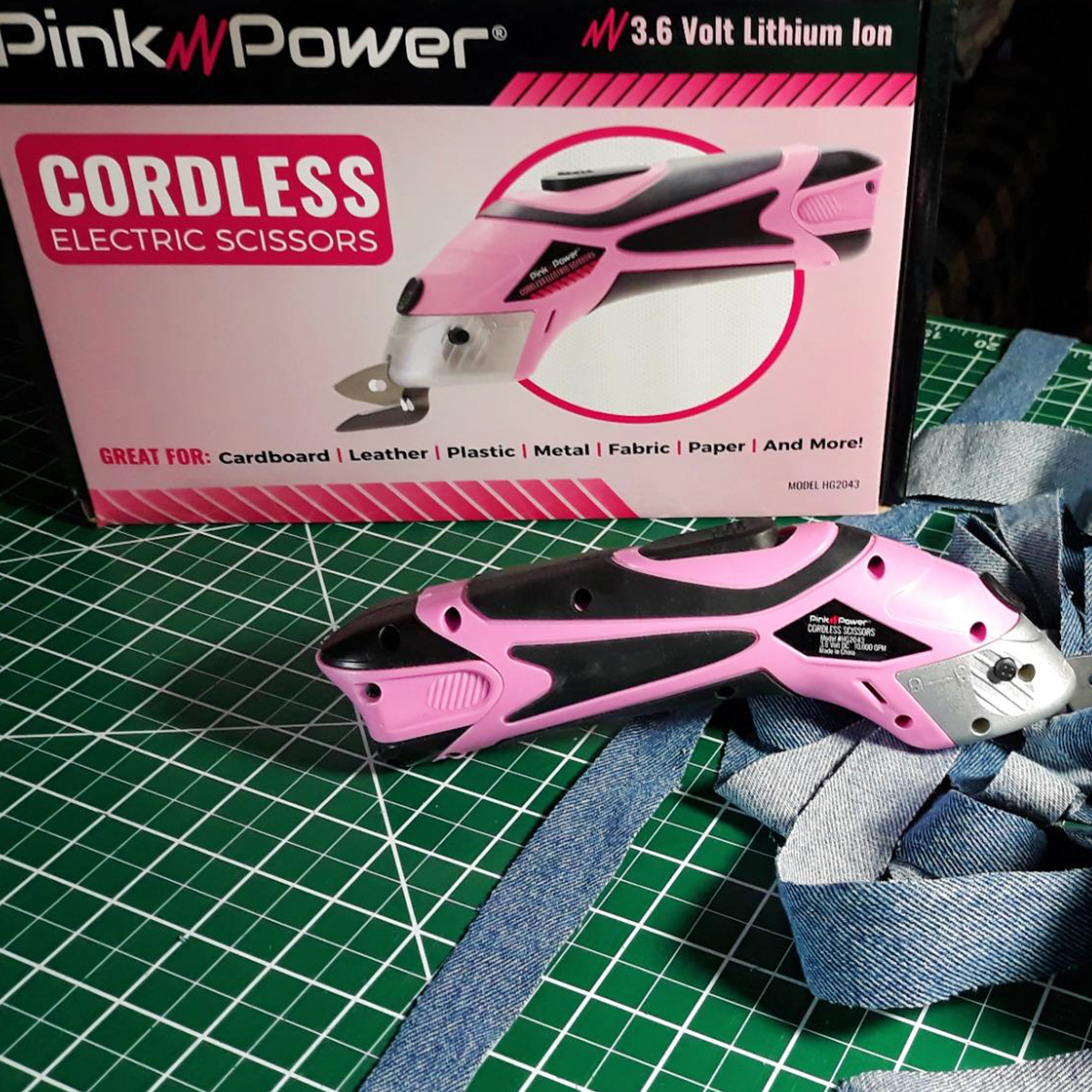 UTILITY KNIFE WITH 3 PACK RETRACTABLE BLADES - Pink Power