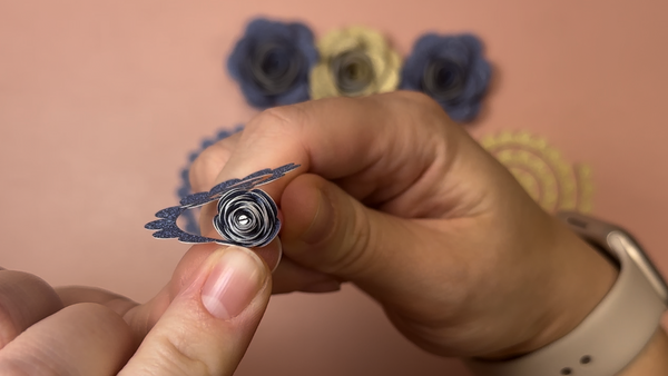 how to use a quilling tool for rolled roses
