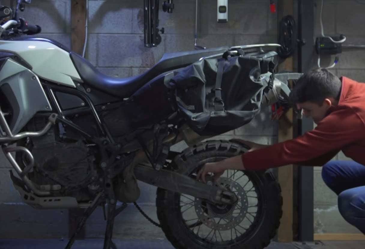 changing motorcycle tire