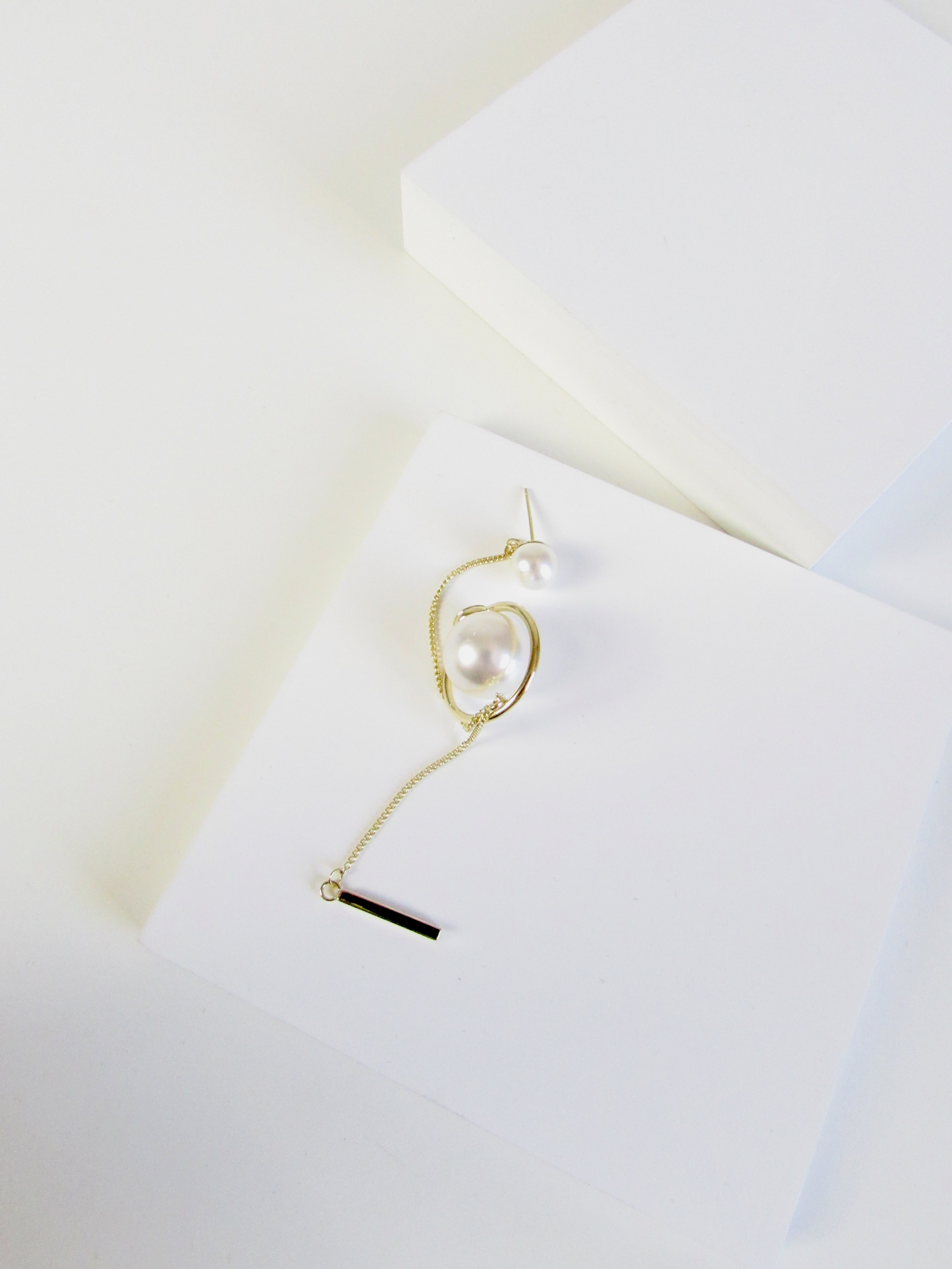 BOITE LAQUE Eclipse Two Pearls Gold  Single Earring