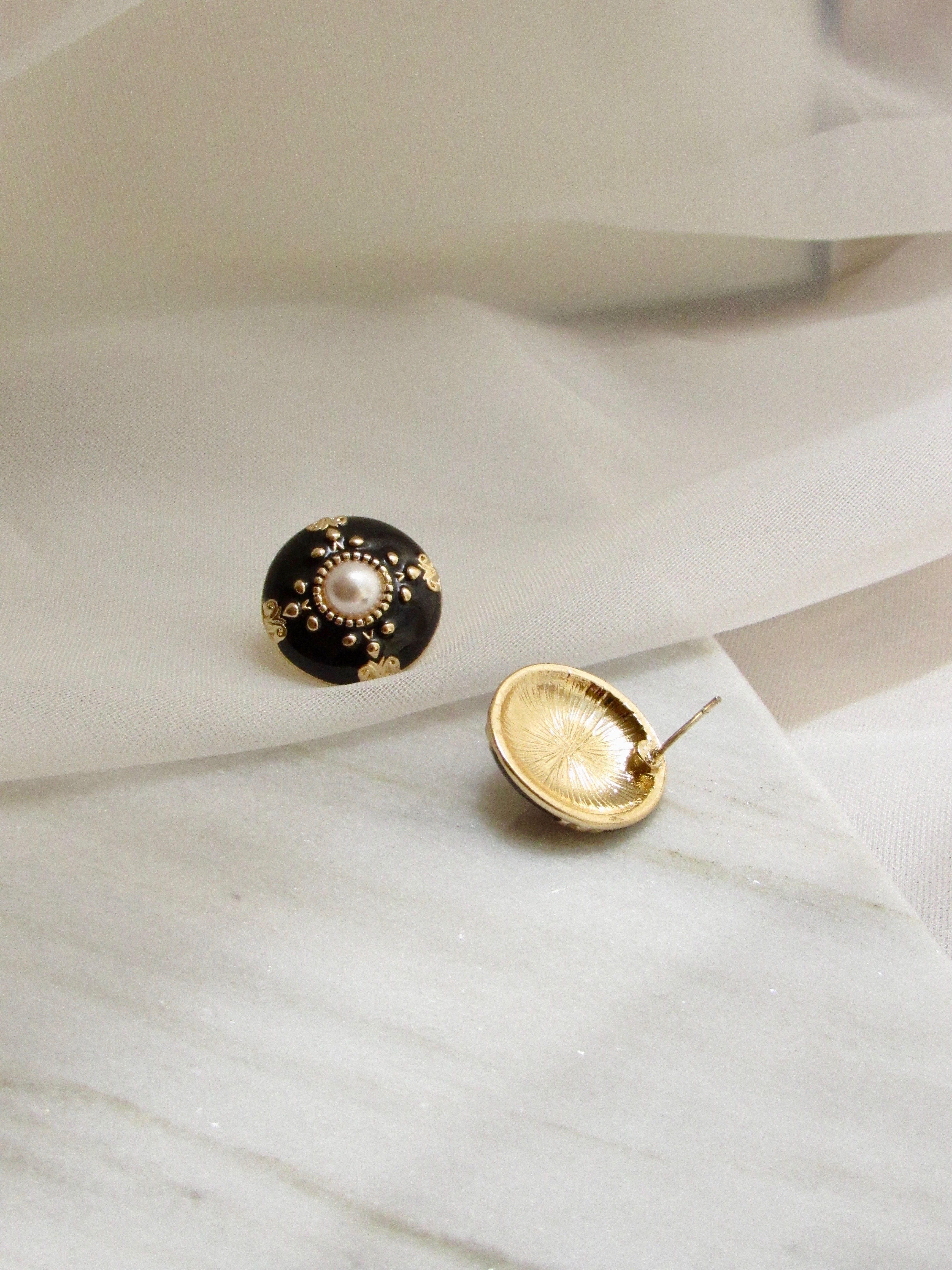 Embed Pearl Circle Black Enamel Gold Stud Earrings