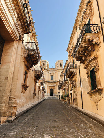 haute-victoire-yasmina-benazzou-sicily-noto