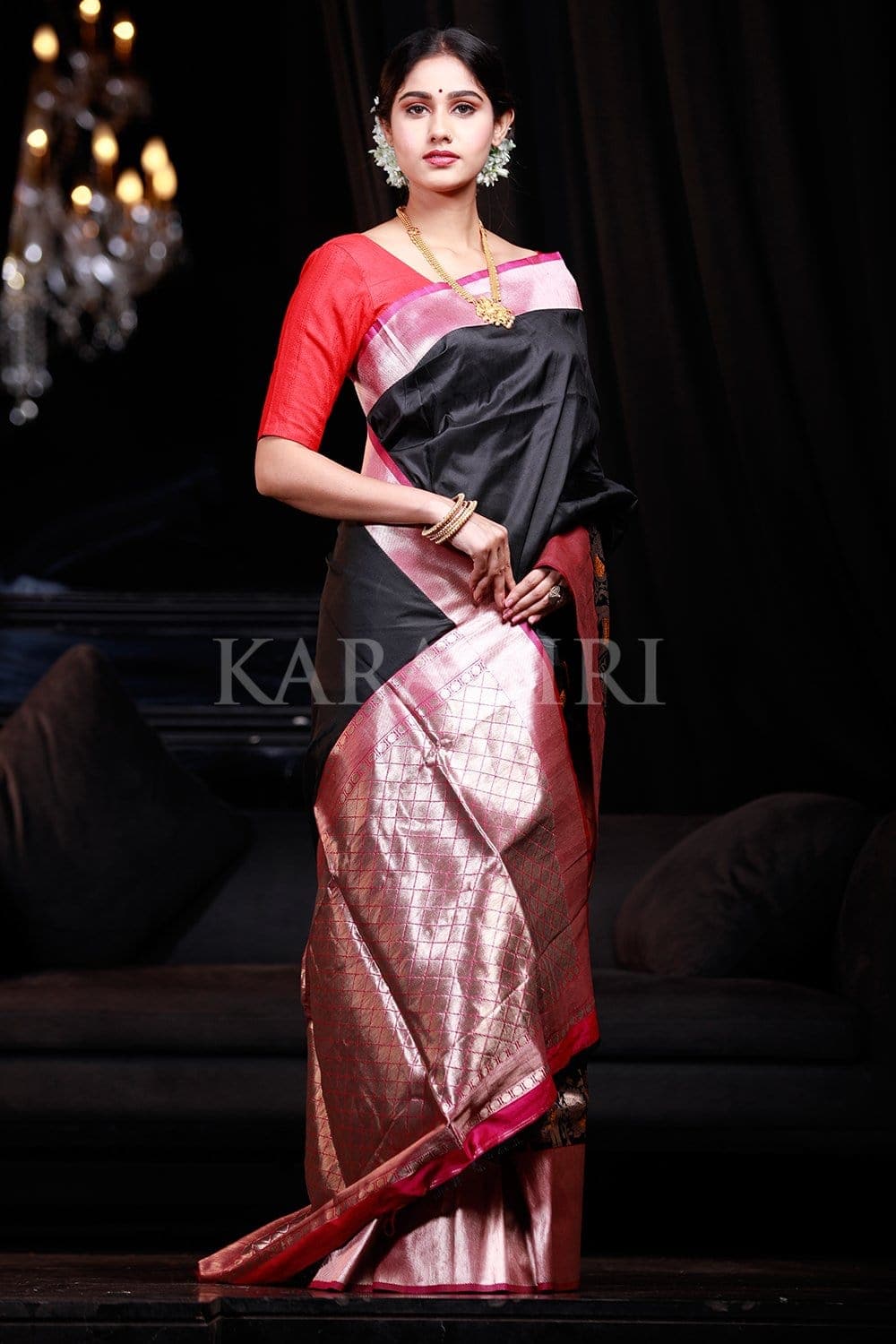 Buy the amazing Ebony Black Kanjivaram Saree online-Karagiri