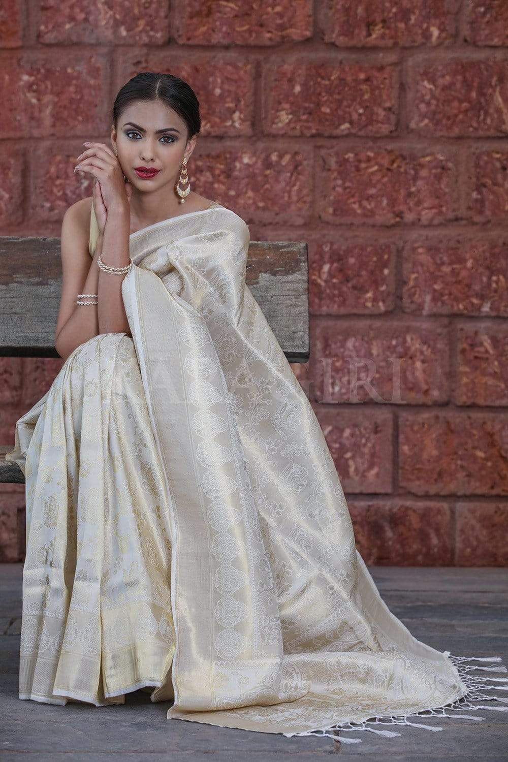 Buy the beautiful White Kanjivaram Saree online - Karagiri