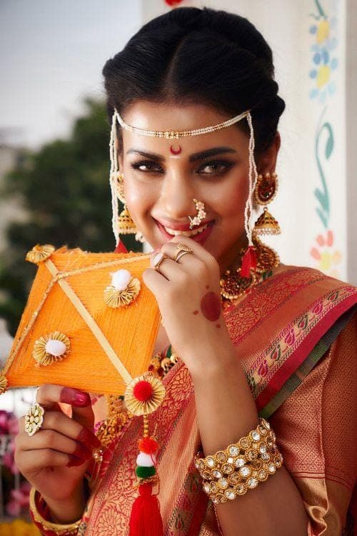 परतमत यच समवश अस शकत 1 वयकत उभ आह  Wedding saree  indian Indian bridal wear Saree hairstyles