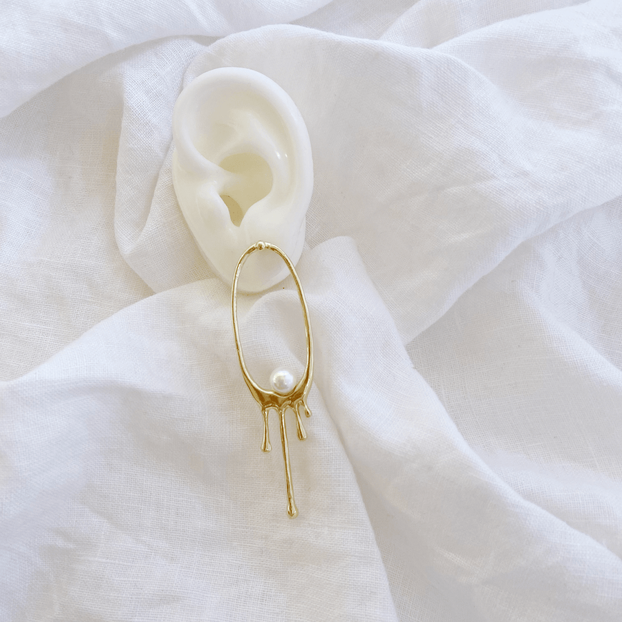 The Gold Drip Pearl earring