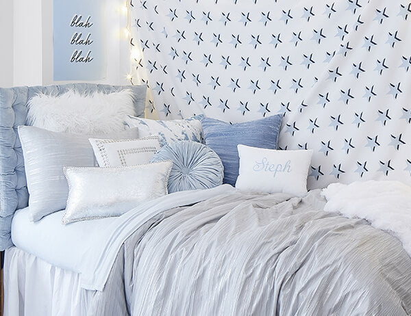 Featured image of post Aesthetic Bedroom Blue And White - Blue and white guest room.
