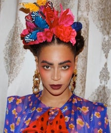 Frida-inspired hairstyle on Beyoncé - Halloween hairstyles Afrocenchix Article