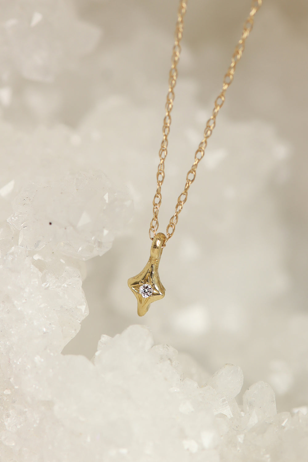 diamond-star-necklace-yellow-gold