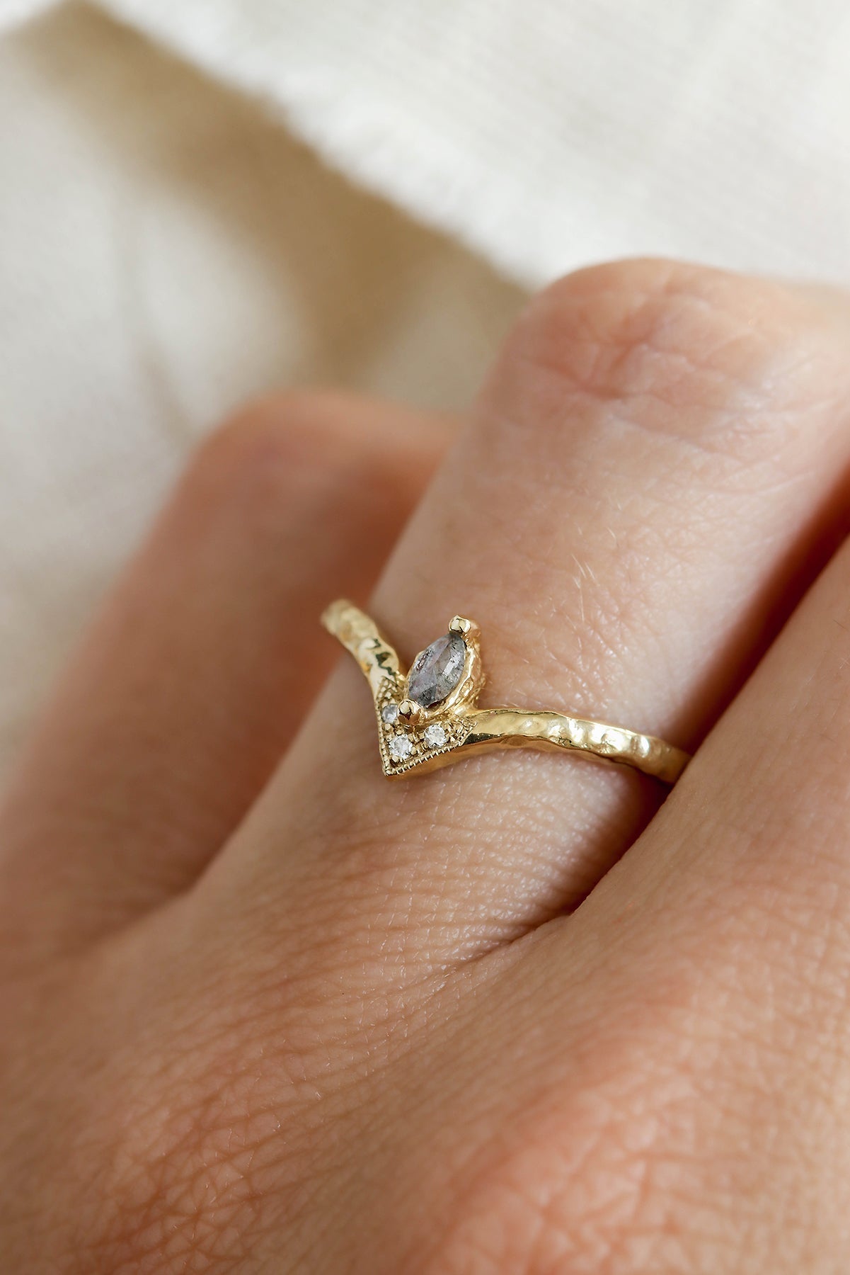 5-engagement-rings-under-1000-salt-pepper-diamond