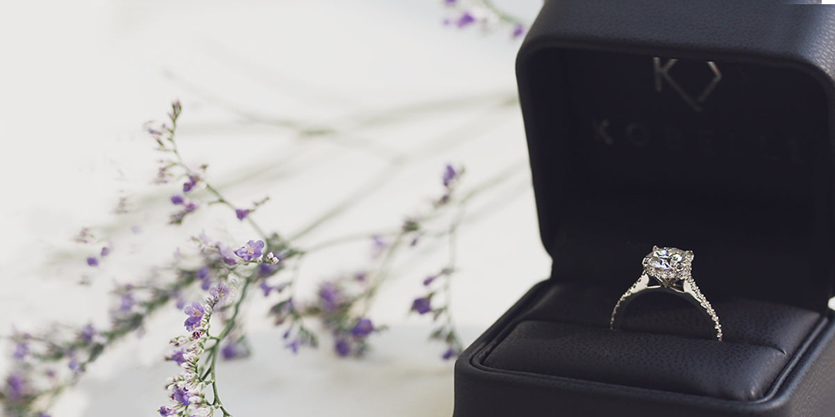 anel de noivado kobelli em caixa de anel