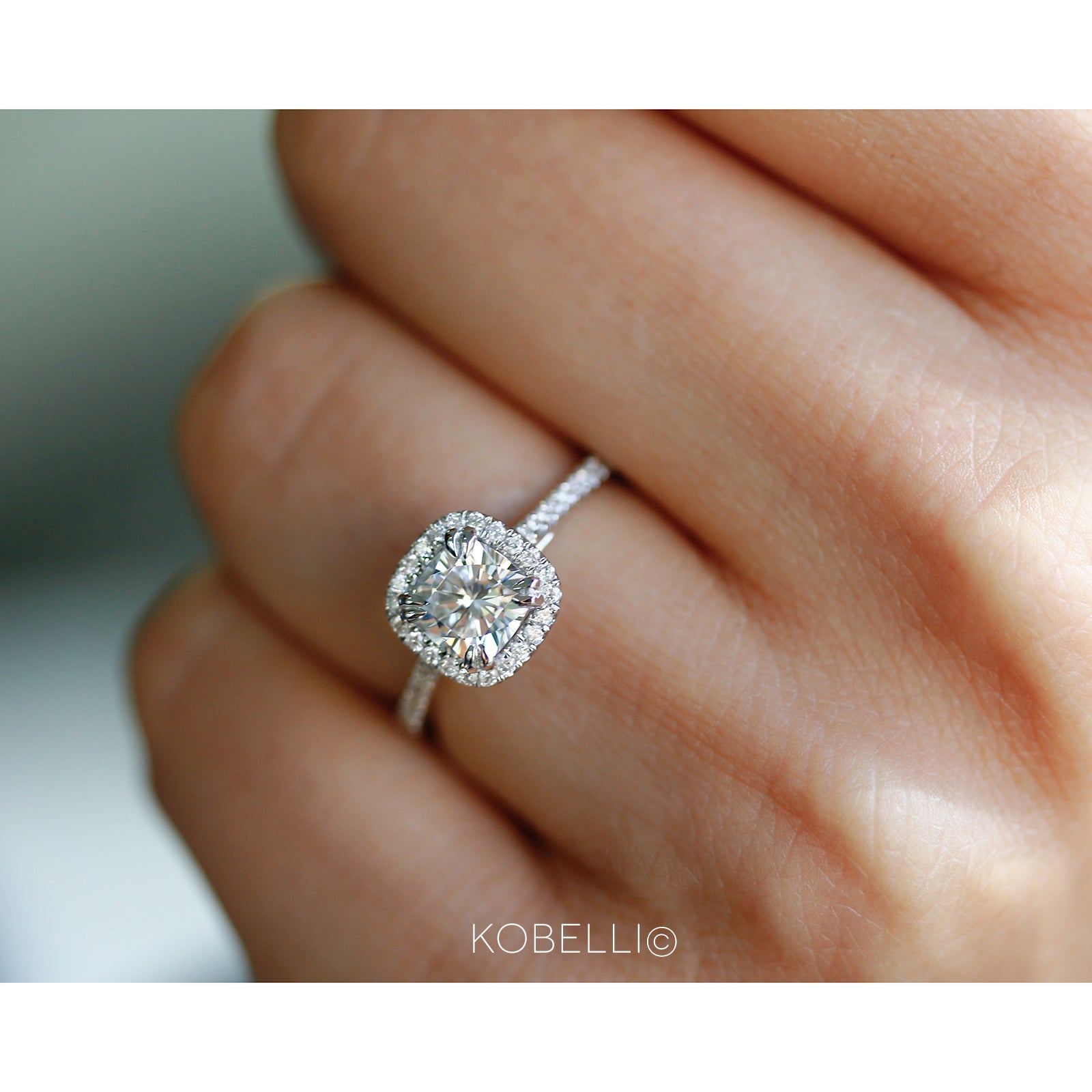 Women's 1 Carat Cushion Cut Moissanite Solitaire Engagement Ring