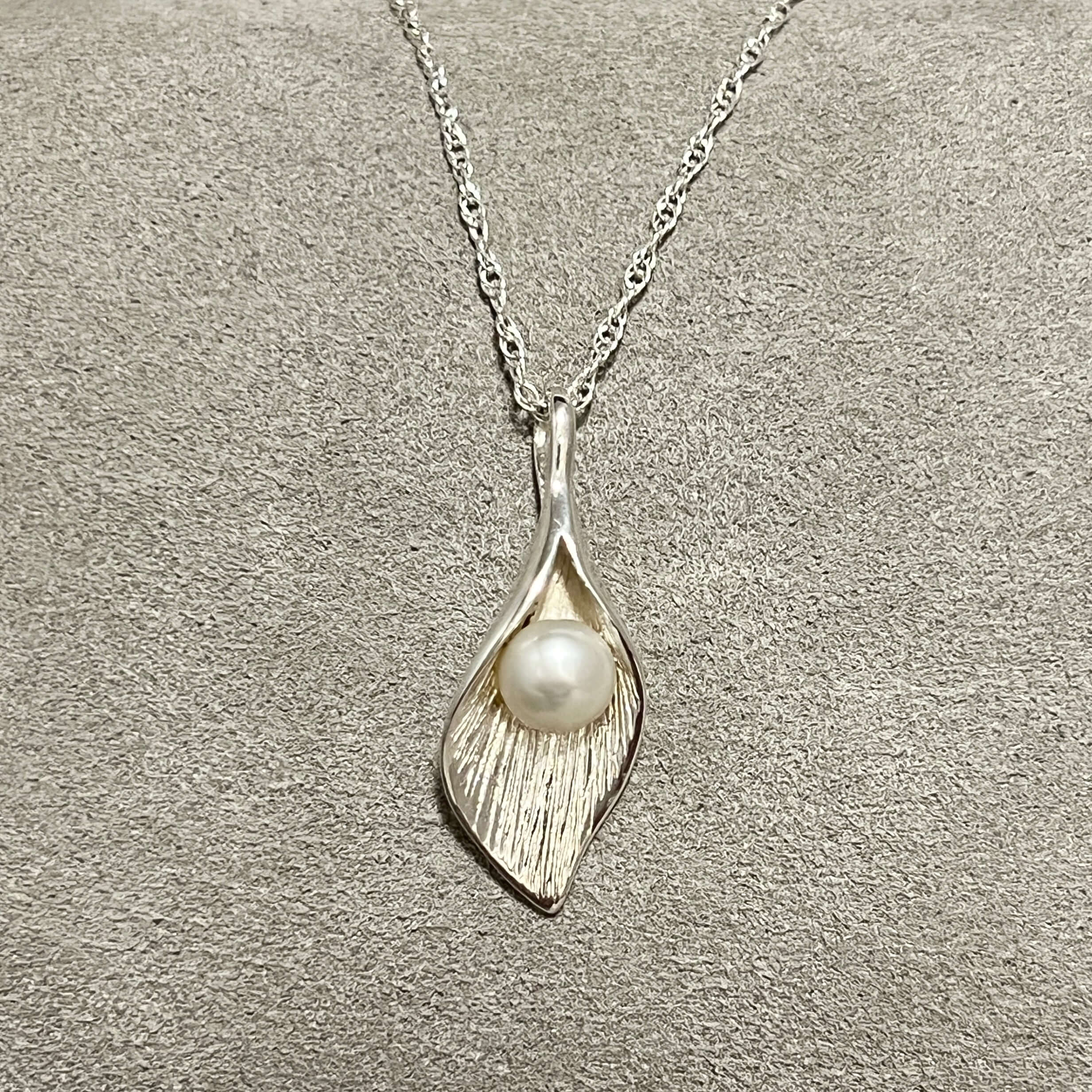 calla lily pearl necklace