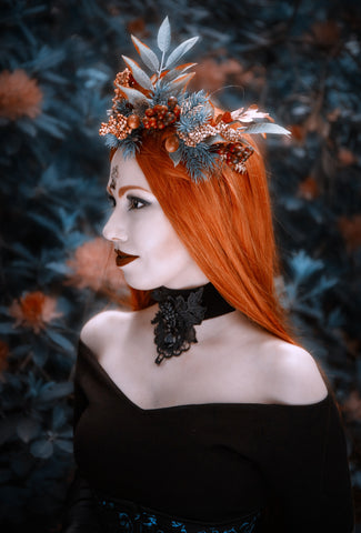 woman with red hair with yule decor by Antonio Friedemann on Unsplash.com