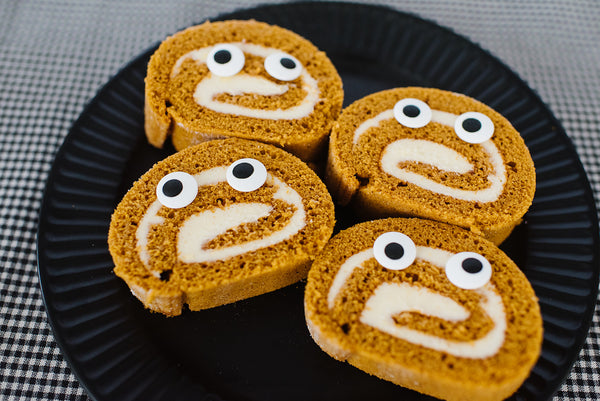 Easy Halloween Pumpkin Roll